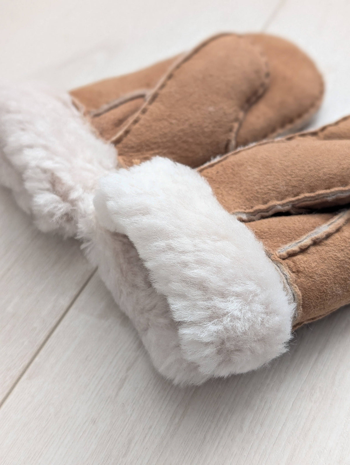 CSM Childrens Sheepskin Mittens: Chocolate